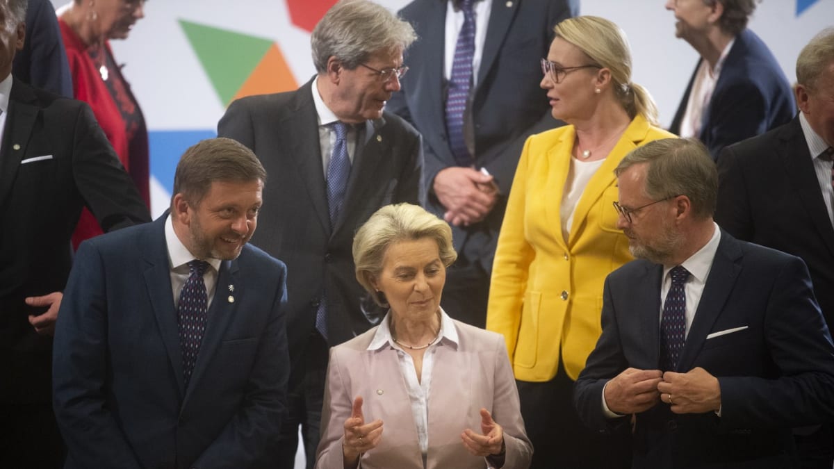 Ministr vnitra Vít Rakušan, předsedkyně Evropské komise Ursula von der Leyenová a premiér Petr Fiala na snímku ze zahájení českého předsednictví v Radě EU z července 2022