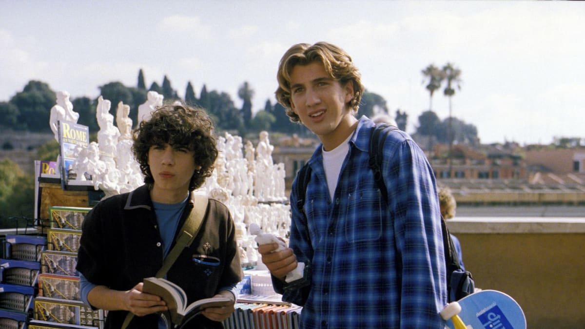 Clayton Snyder (vpravo) v roli Ethana Crafta ve filmu Italské prázdniny. 