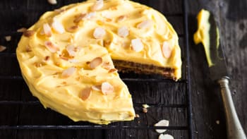 Švédský mandlový dort Mandeltårta s jemným máslovým krémem
