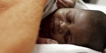 Hrůza a zázrak: Novorozenec zakopaný matkou z Ugandy přežil. Příbuzní šli po krvavé stopě