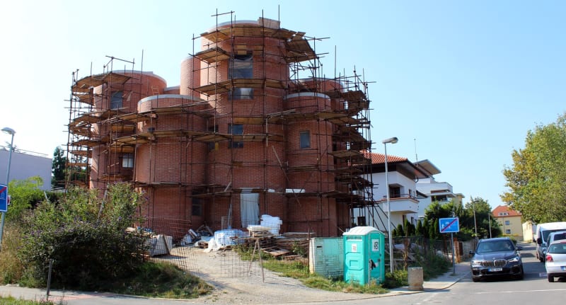 Atypický dům šéfa SPD Tomia Okamury ve fázi stavby (srpen 2020).
