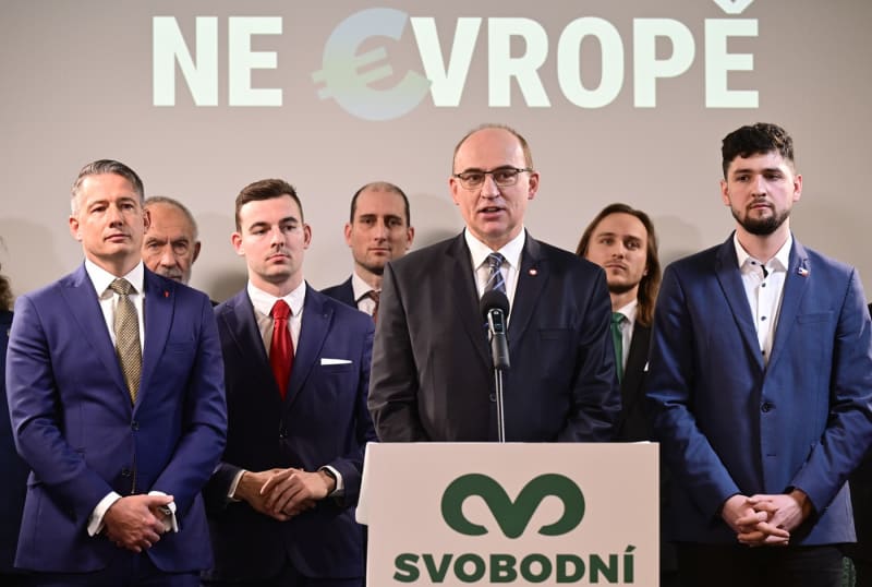 Tisková konference strany Svobodní k eurovolbám, Matěj Gregor vpravo (22. 2. 2024)