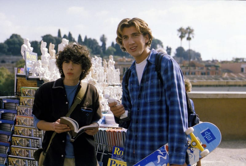 Clayton Snyder (vpravo) v roli Ethana Crafta ve filmu Italské prázdniny. 