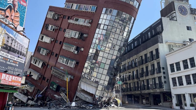 Silné zemětřesení vážně poškodilo budovu v přístavním městě Chua-lien