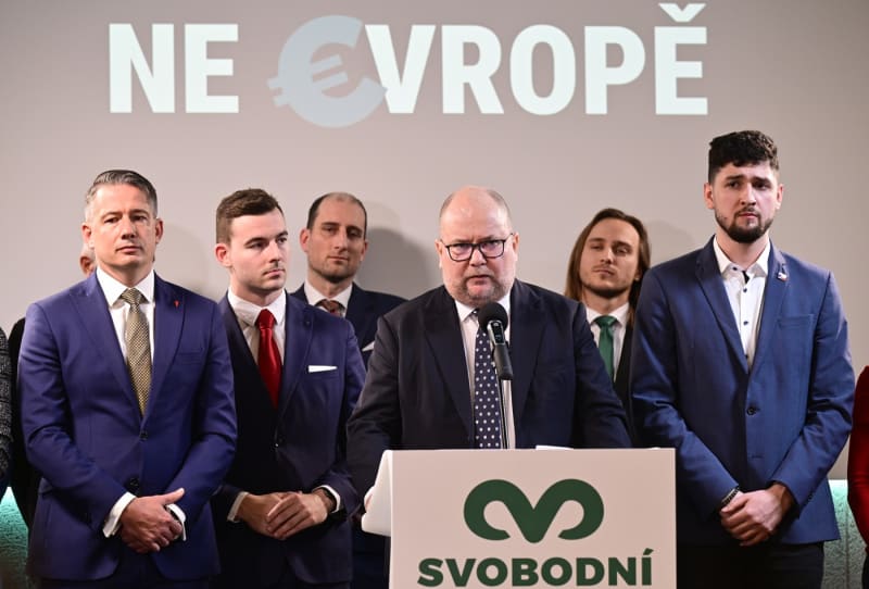 Tisková konference strany Svobodní k eurovolbám, Matěj Gregor vpravo (22. 2. 2024)