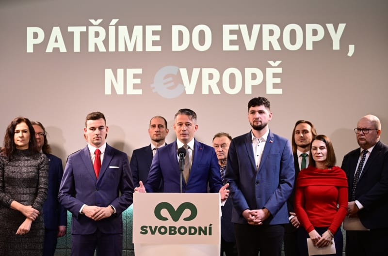 Tisková konference strany Svobodní k eurovolbám, Matěj Gregor čtvrtý zprava (22. 2. 2024)