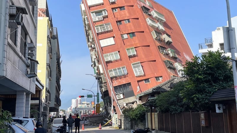 Tchaj-wan zasáhlo ničivé zemětřesení, úřady hlásí mrtvého a desítky zraněných