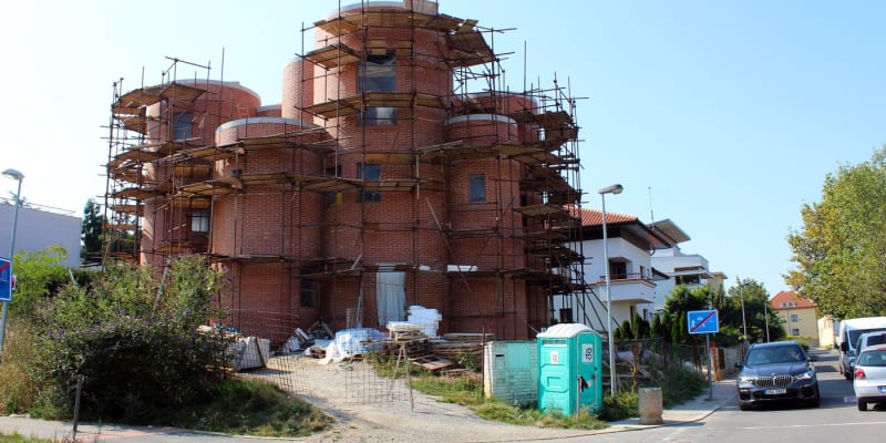Atypický dům šéfa SPD Tomia Okamury ve fázi stavby (srpen 2020).