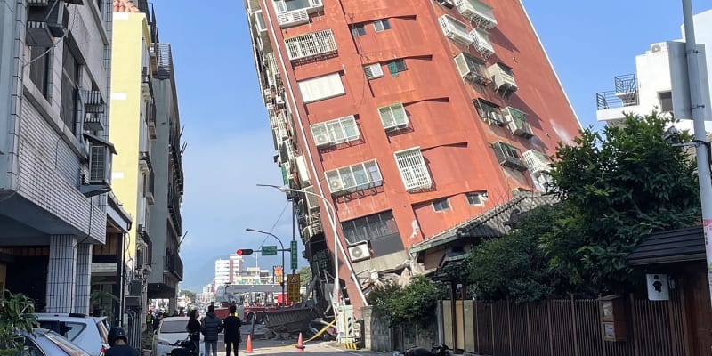 Tchaj-wan zasáhlo nejsilnější zemětřesení za posledních 25 let (3. 4. 2024).