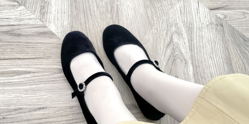 Do balerín se skvěle hodí vysoké ponožky s volánky či krajkou.
