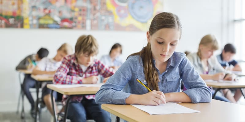 První řádný termín jednotné přijímací zkoušky mají žáci za sebou.