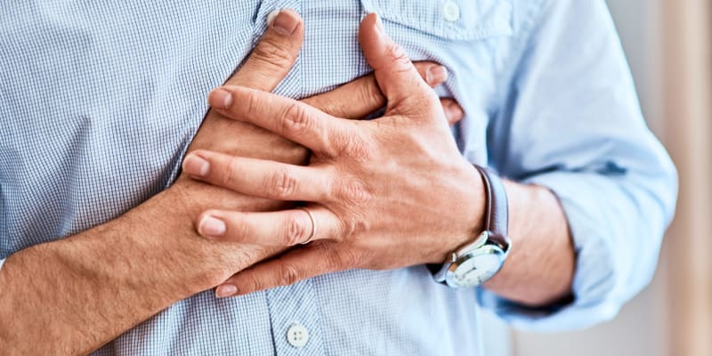 Pálení na hrudí a svíravý pocit u srdce mohou také svědčit o tom, že vaše hladina cholesterolu zasluhuje pozornost