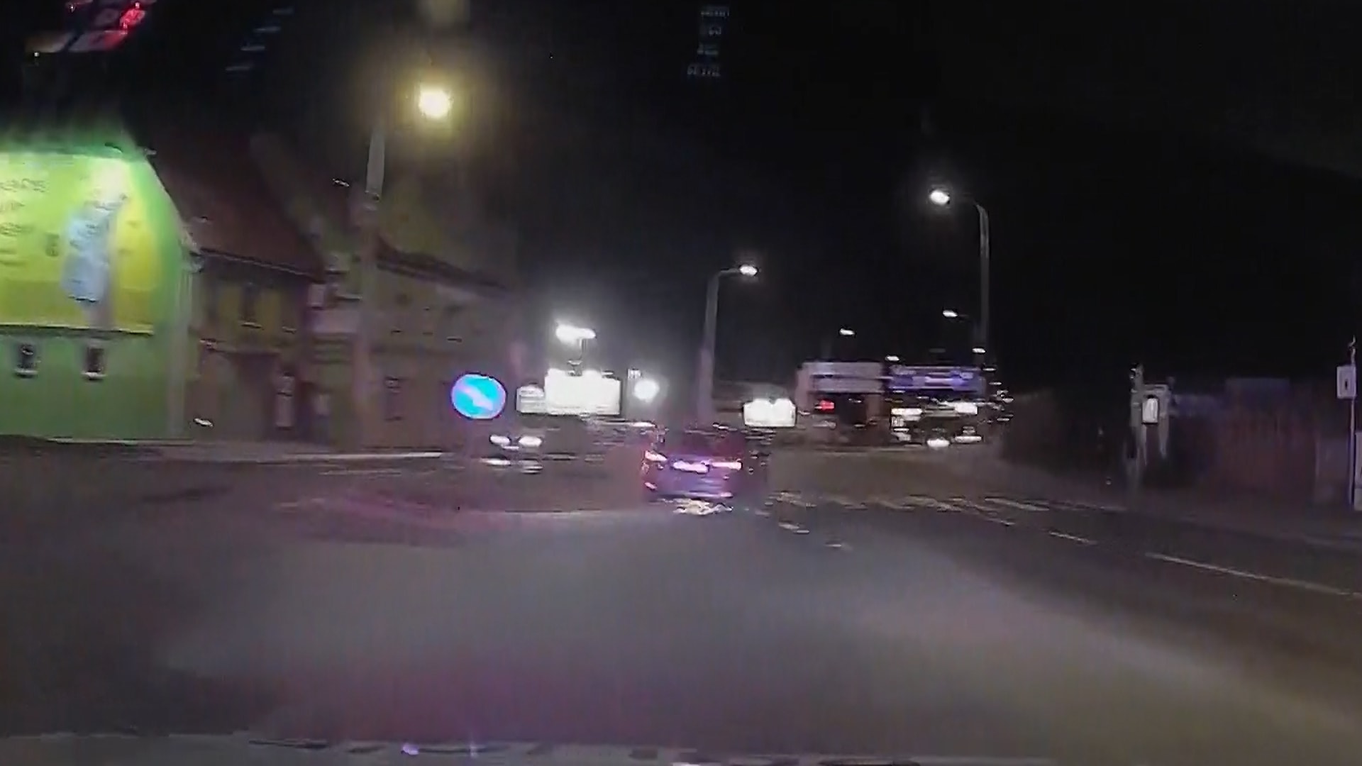 Pražští policisté naháněli v ulicích Prahy řidiče v kradeném autě, který na sebe upozornil pitím piva za volantem.