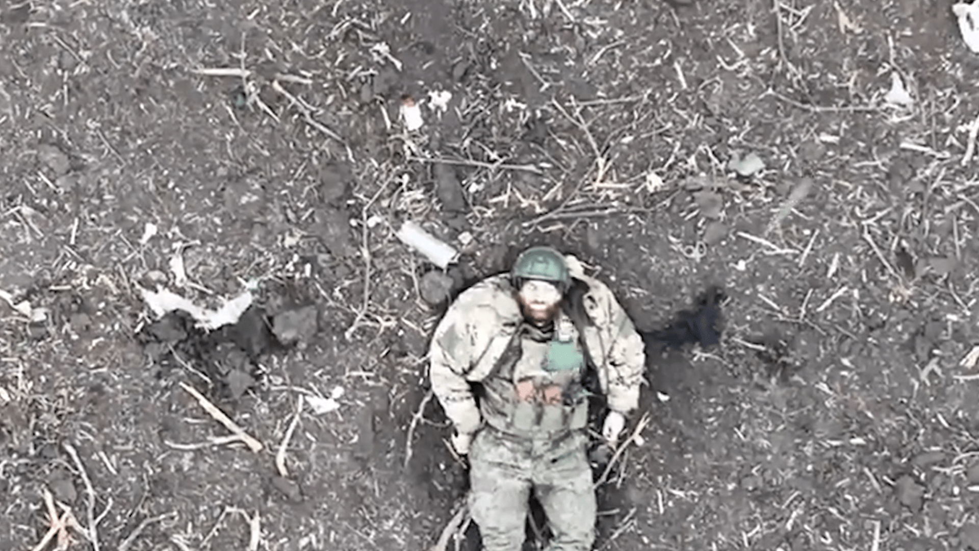 Ukrajinský granát spadl ruskému vojákovi přímo na hlavu.