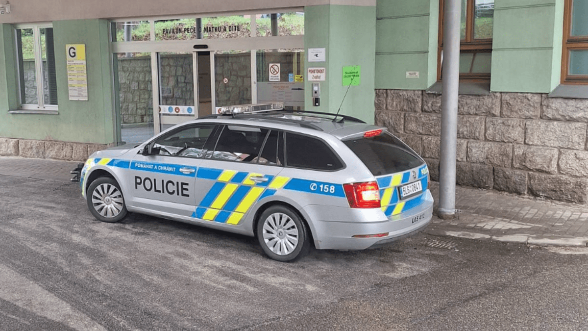 Policisté na Liberecku doprovodili rodičku do nemocnice. 