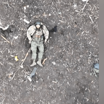 Ukrajinský granát spadl ruskému vojákovi přímo na hlavu.