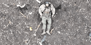 Záběry z fronty: Granát z dronu spadl okupantovi na hlavu. Odrazil se od helmy a vybuchl