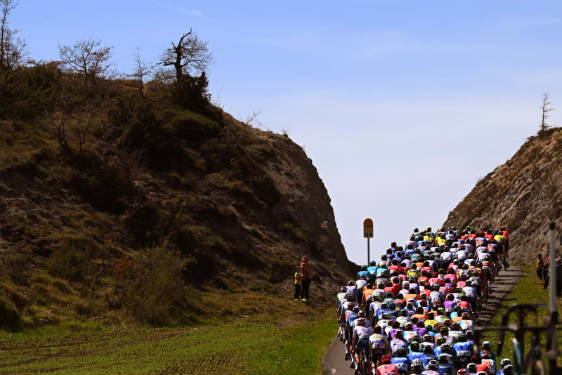 Celkový pohled na závodní peloton během 4. etapy závodu kolem Baskicka dlouhé 157,5 kilometrů.