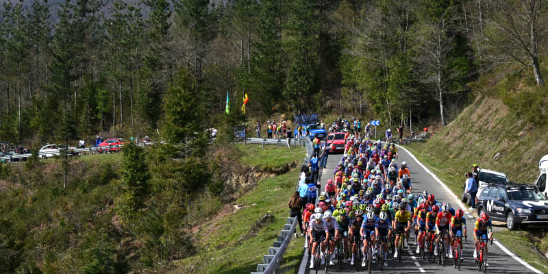 Ve 4. etapě závodu Kolem Baskicka měly těžký pád cyklistické hvězdy Jonas Vingegaard, Primož Roglič či Remco Evenepoel. Etapa byla zastavena.