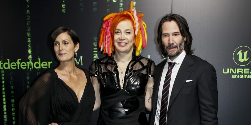 Carrie-Anne Moss, Lana Wachowski a Keanu Reeves na premiéře filmu The Matrix Resurrections