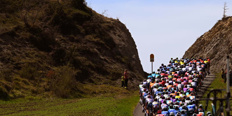 Celkový pohled na závodní peloton během 4. etapy závodu kolem Baskicka dlouhé 157,5 kilometrů.