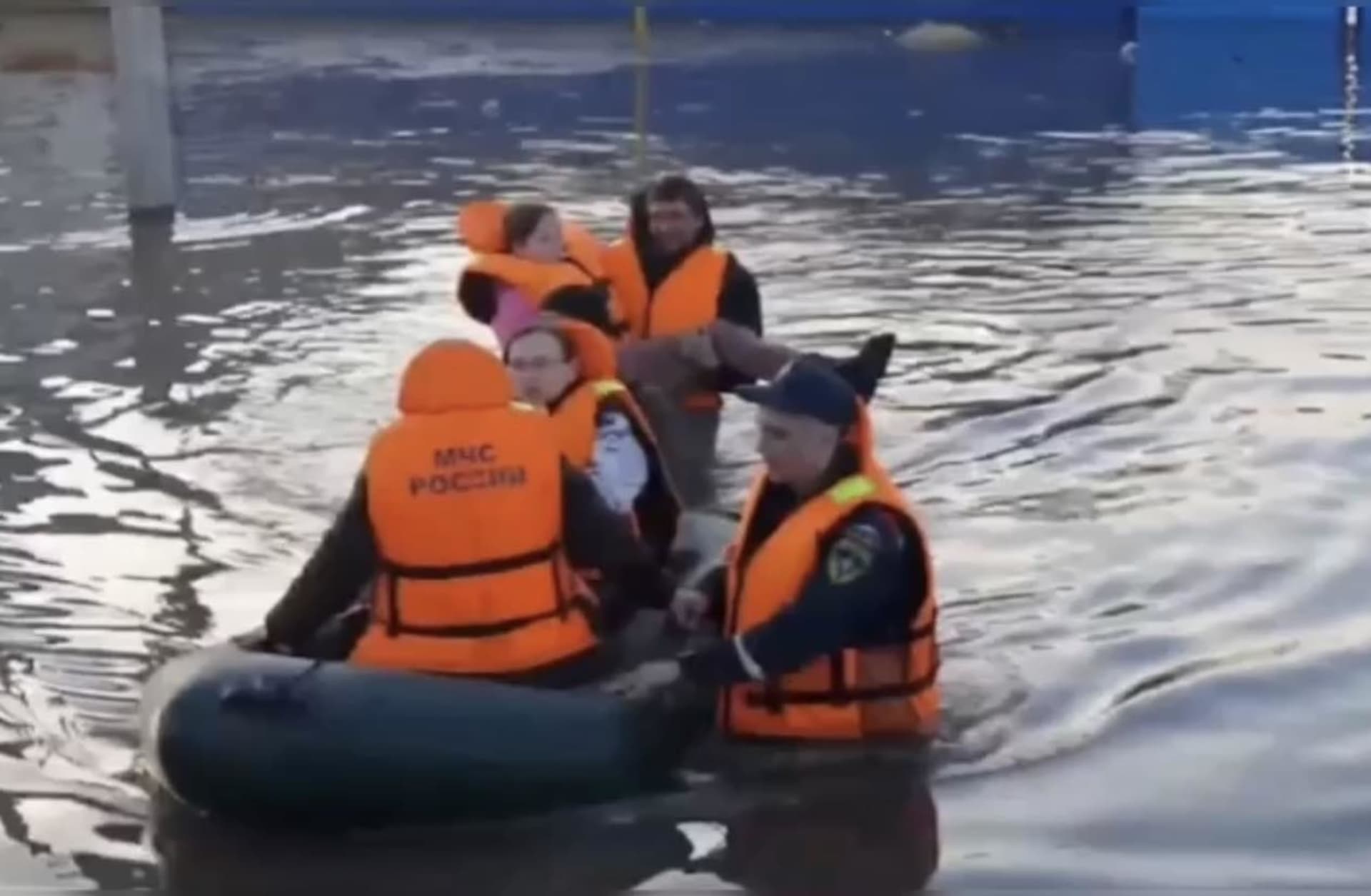 Záchranáři pomáhají lidem ze záplavové oblasti v Rusku