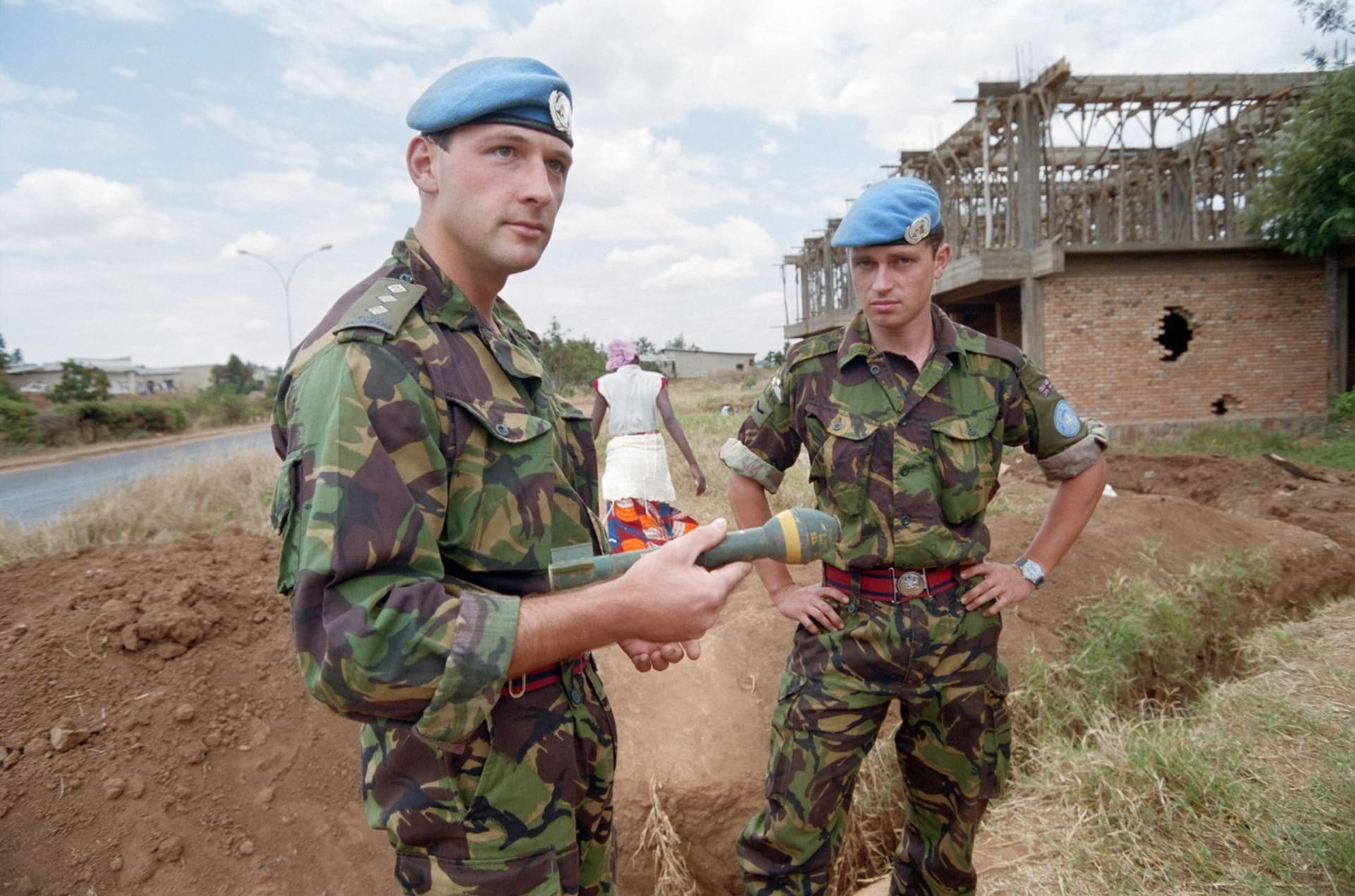Britští příslušníci jednotek UNAMIR při odstraňování min v Kigali (1994)