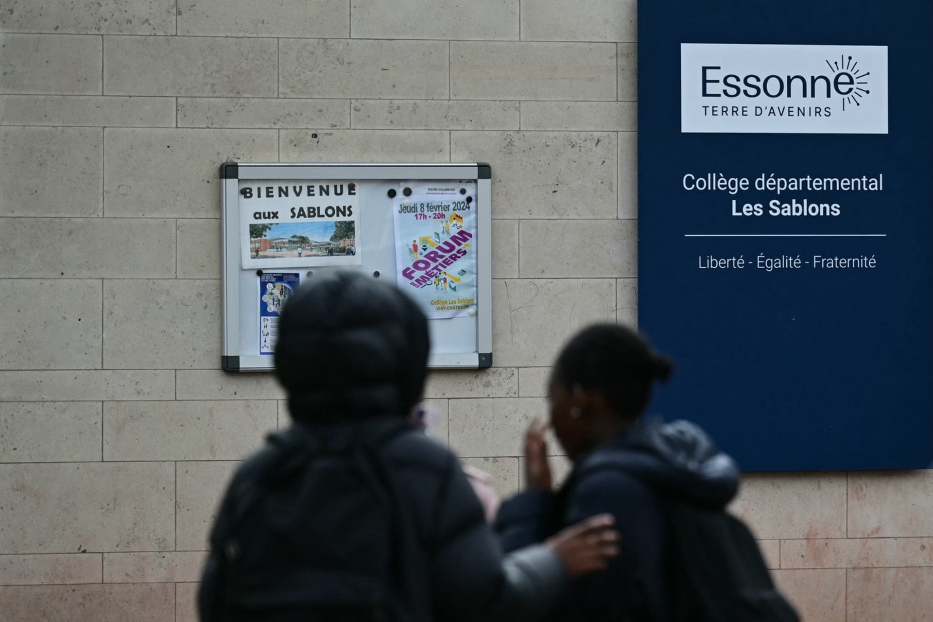 Škola ve městě Viry-Châtillon, nedaleko které napadla skupinka maskovaných lidí 15letého chlapce. Útok nepřežil