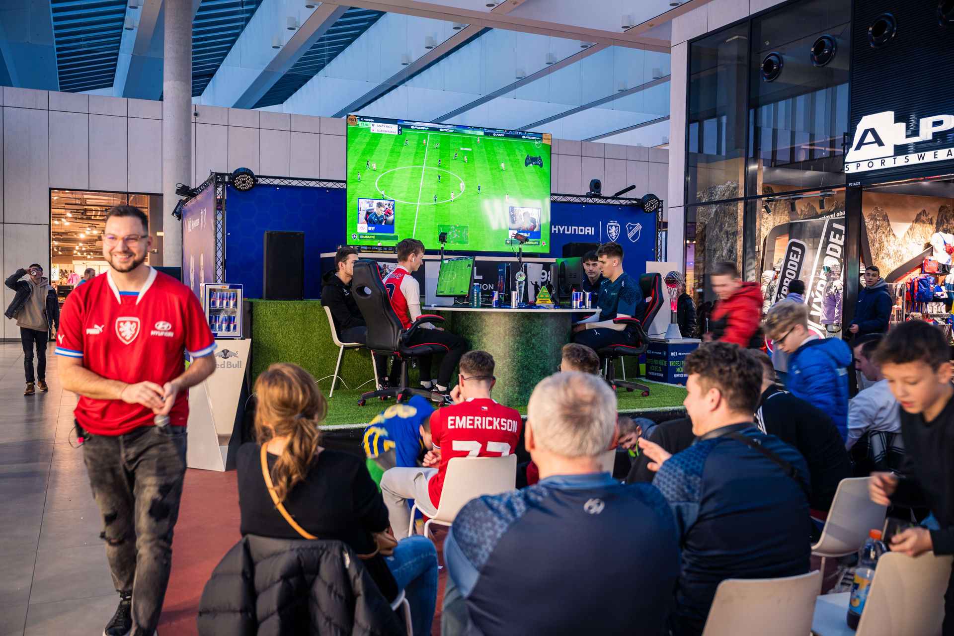 EA Sports FC 24 je nejoblíbenějším fotbalovým simulátorem současnosti. Videohra navazuje na slavnou sérii FIFA.
