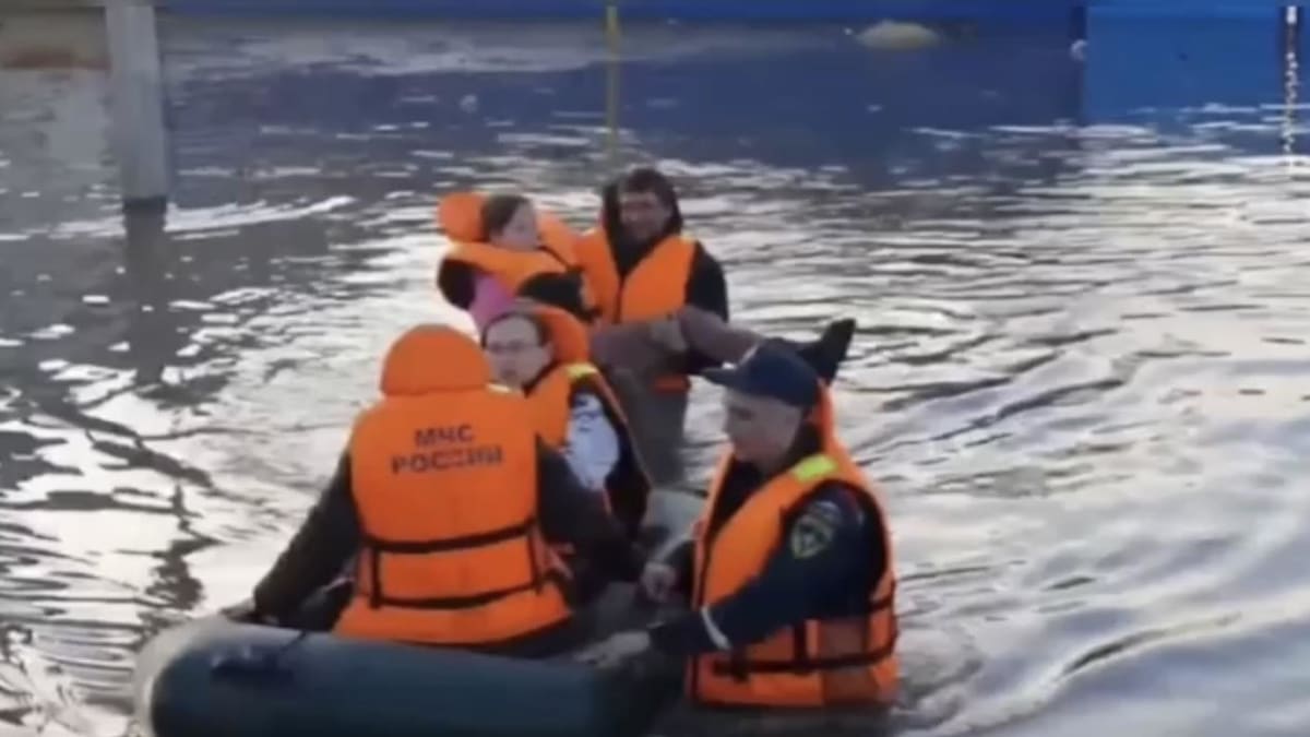 Záchranáři pomáhají lidem ze záplavové oblasti v Rusku