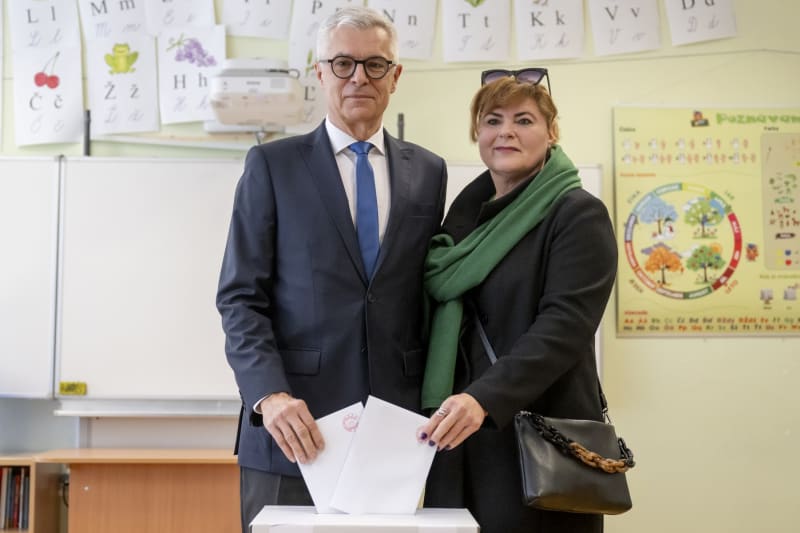 Soňa Korčoková svého manžela samozřejmě doprovodila k volební urně.