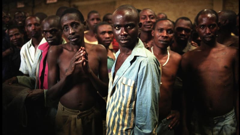 Hutuští vězni držení ve vězení na jihu Rwandy (1996)