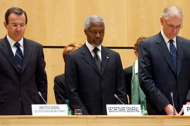 Generální tajemník OSN Kofi Annan (uprostřed)