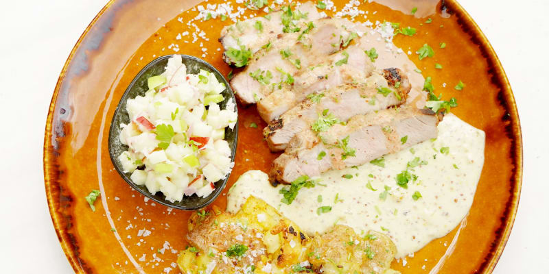 Krkovice s hořčičnou omáčkou a pikantním salátem podle Dominiky s Denisou
