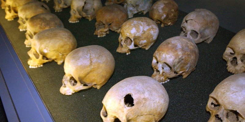 Lebky obětí genocidy ve Rwandě