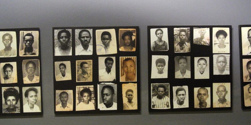 Podobizny obětí genocidy vystavené v památníku v Kigali