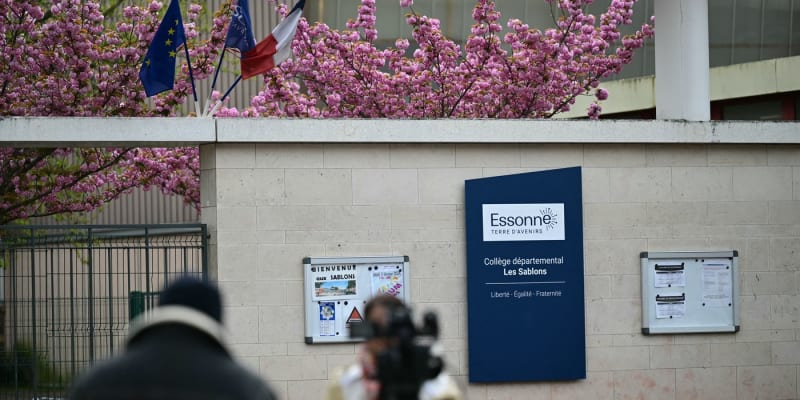 Škola ve městě Viry-Châtillon, nedaleko které napadla skupinka maskovaných lidí 15letého chlapce. Útok nepřežil