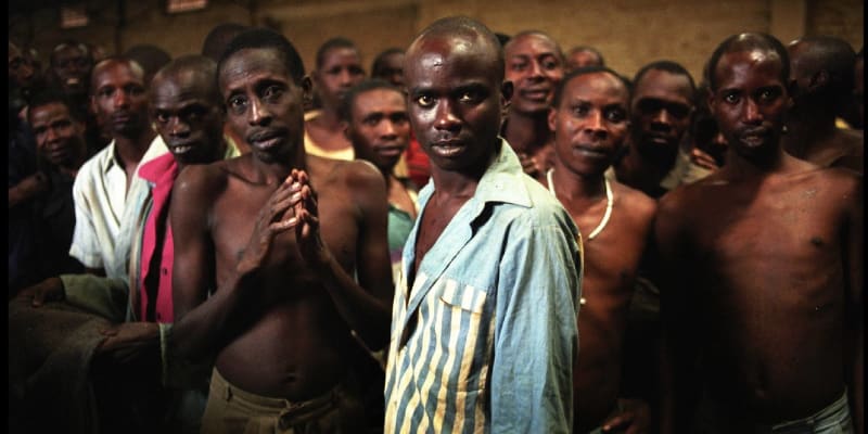 Hutuští vězni držení ve vězení na jihu Rwandy (1996)
