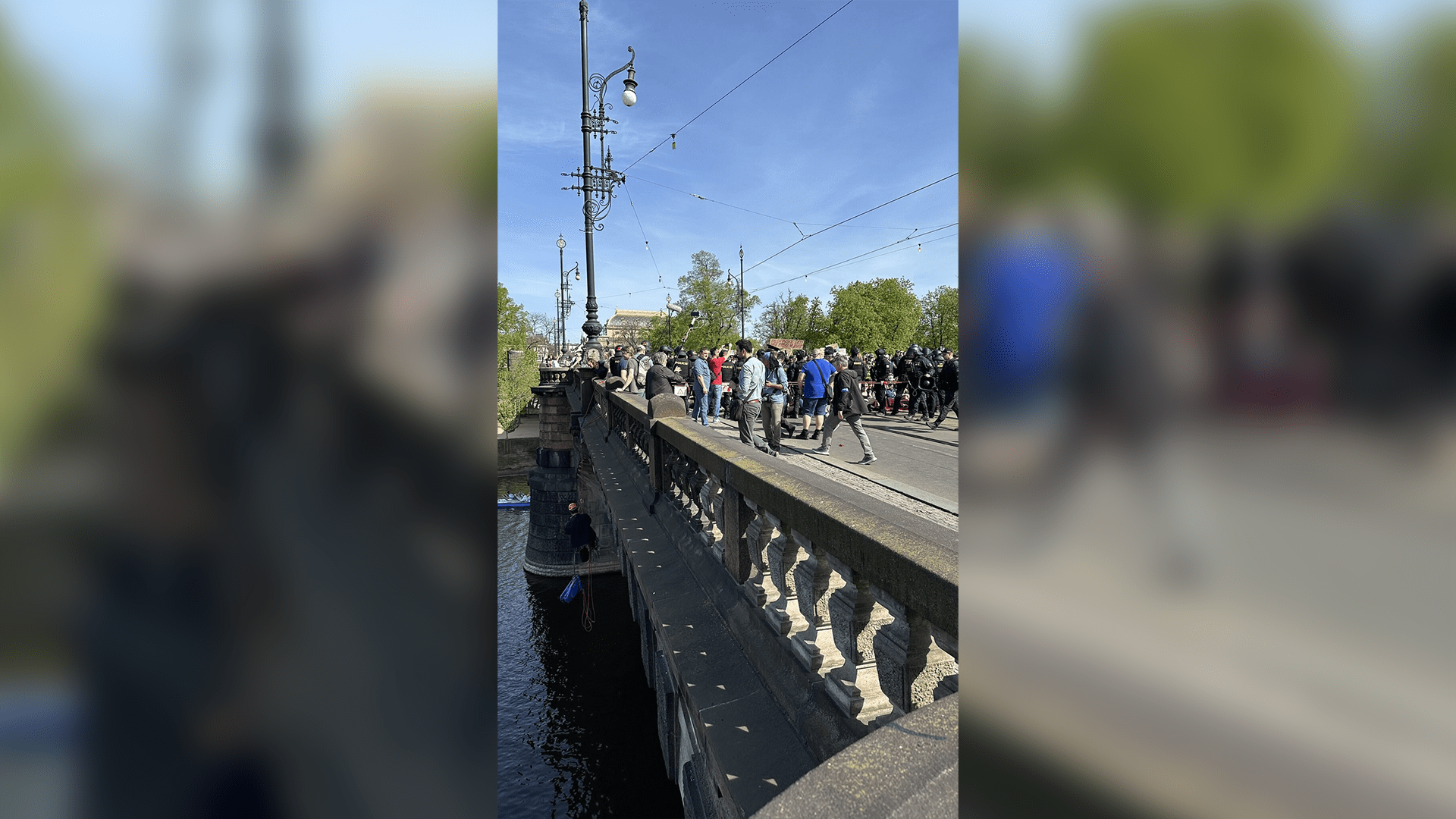 Odpůrci Pochodu pro život se spustili na lanech z mostu Legií, na místo zamířila poříční policie.