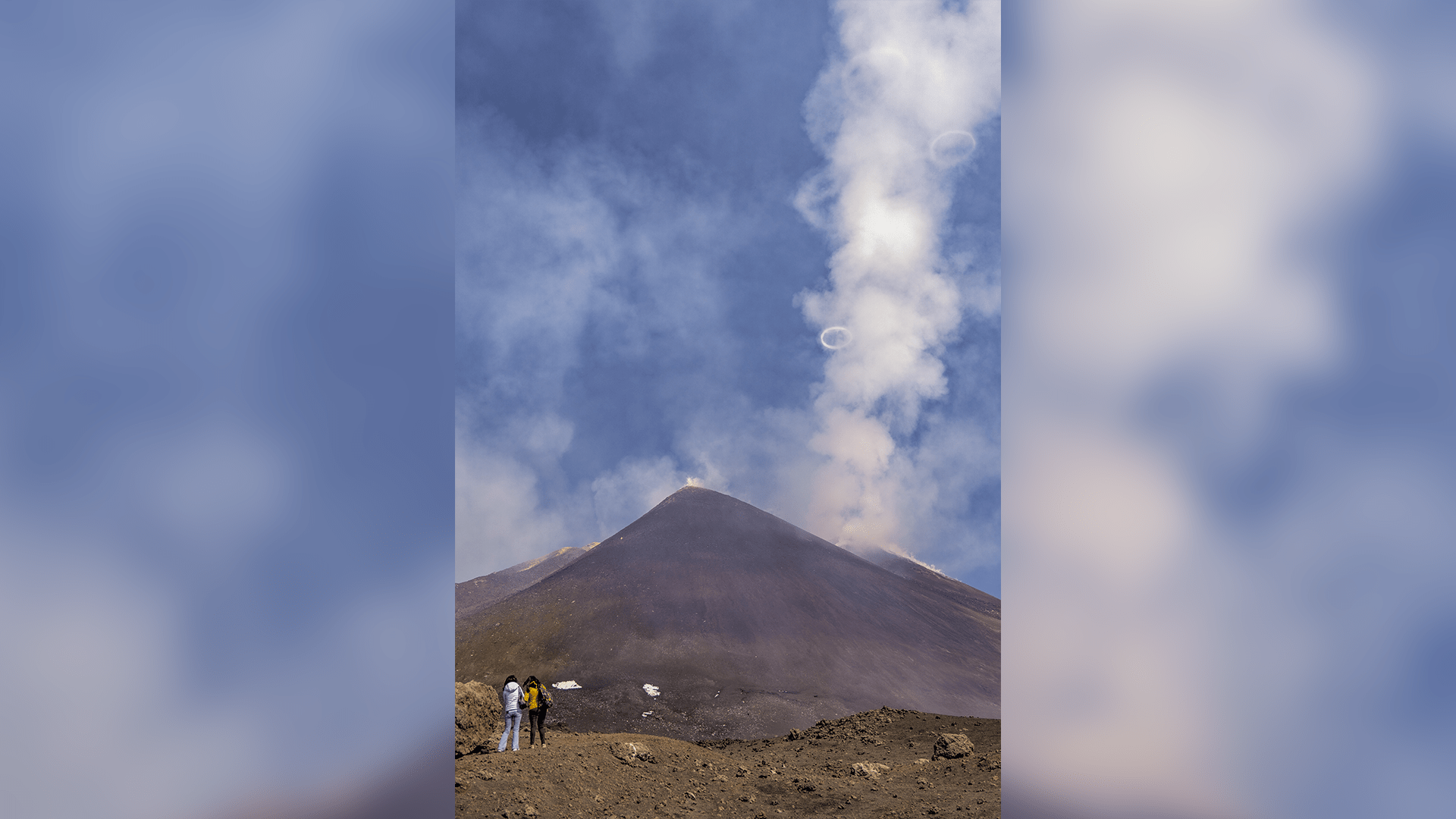 Sicilská sopka Etna vypouštěla vzácné kouřové prstence.