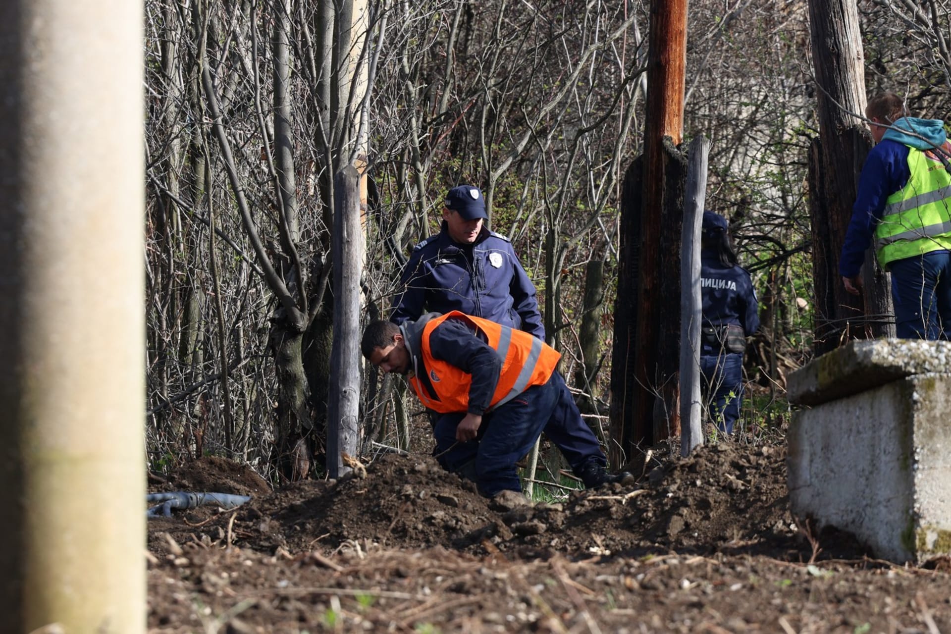 Policie prohledává skládku, kde měli pachatelé zakopat Dančino tělo.