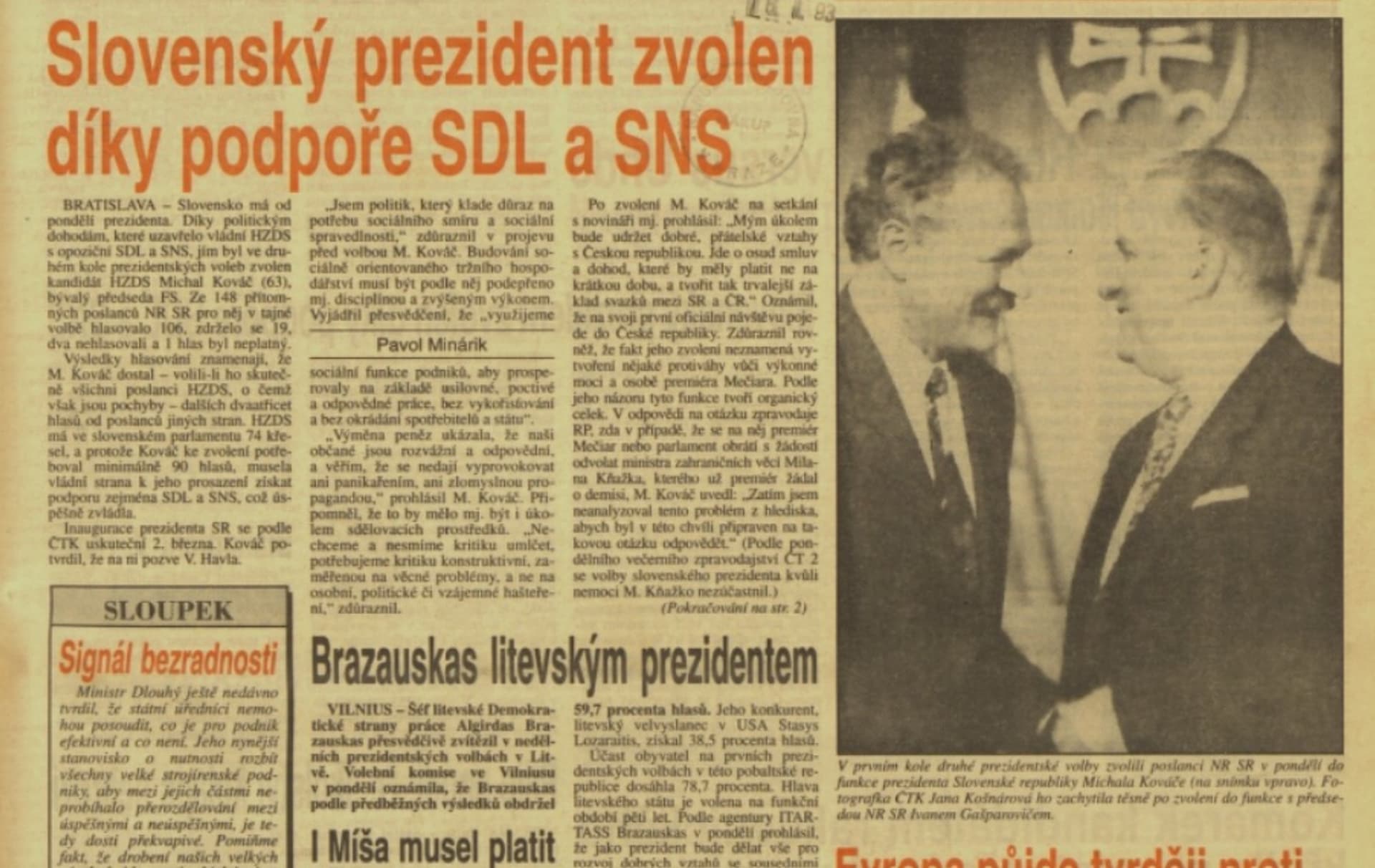 První demokraticky zvolený prezident Slovenska Michal Kováč vzešel z hlasování v parlamentu z 15. února 1993. Na snímku mu gratuluje předseda parlamentu Ivan Gašparovič (vlevo), pozdější prezident. 