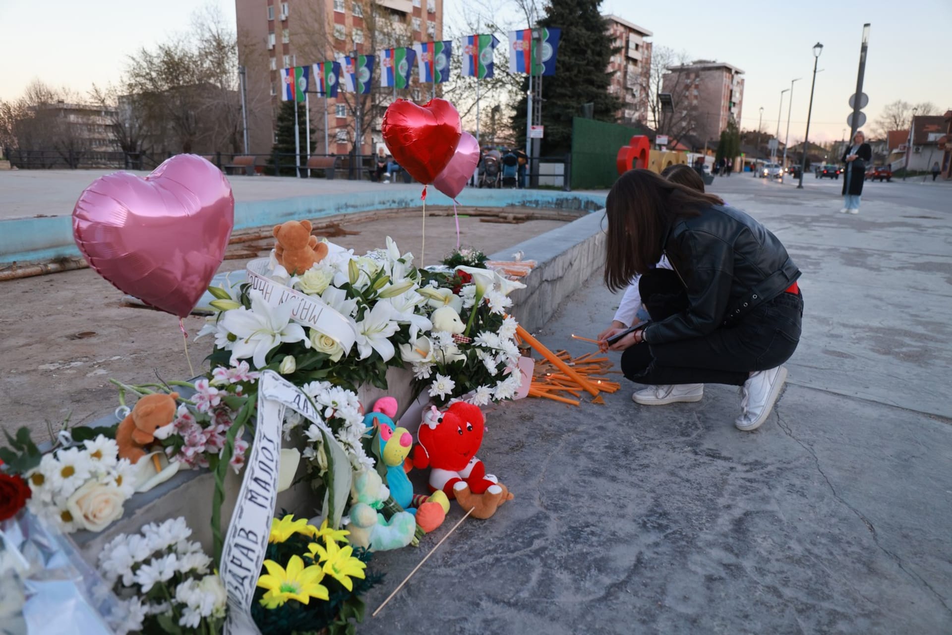 Obyvatelé města Bor uctívají památku mrtvé holčičky.