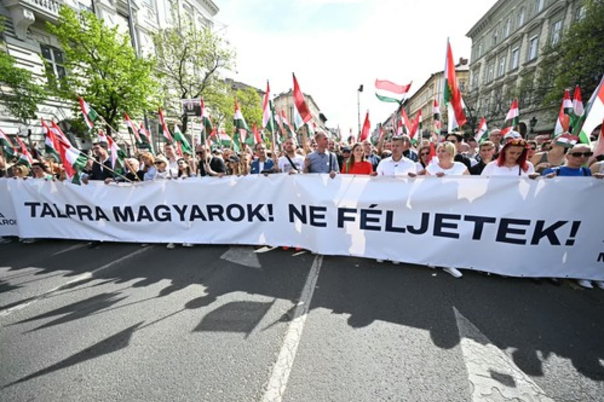 Na demonstraci proti Orbánovi se sešly desítky tisíc lidí.