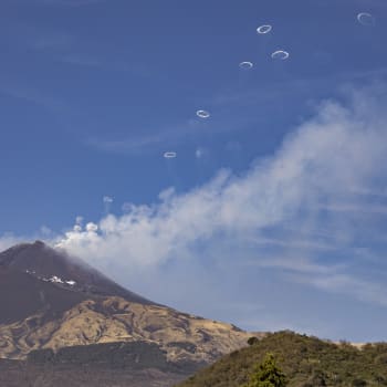 Sicilská sopka Etna vypouštěla vzácné kouřové prstence.