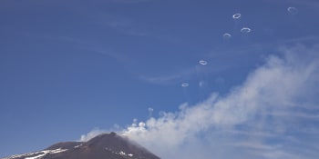 Když Etna vysílá kouřové signály. Záběry nejaktivnější sopky Evropy odhalují vzácný jev