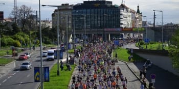 Desítky kolabujících běžců a extrémní vedro. Na pražském půlmaratonu aktivovali traumaplán