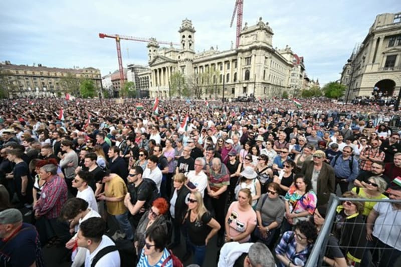 Na demonstraci proti Orbánovi se sešly desítky tisíc lidí.