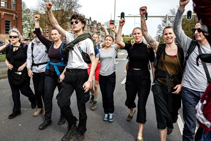 Nizozemští policisté měli s klimatickými aktivisty plné ruce práce