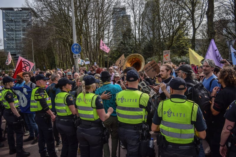 Nizozemští policisté měli s klimatickými aktivisty plné ruce práce